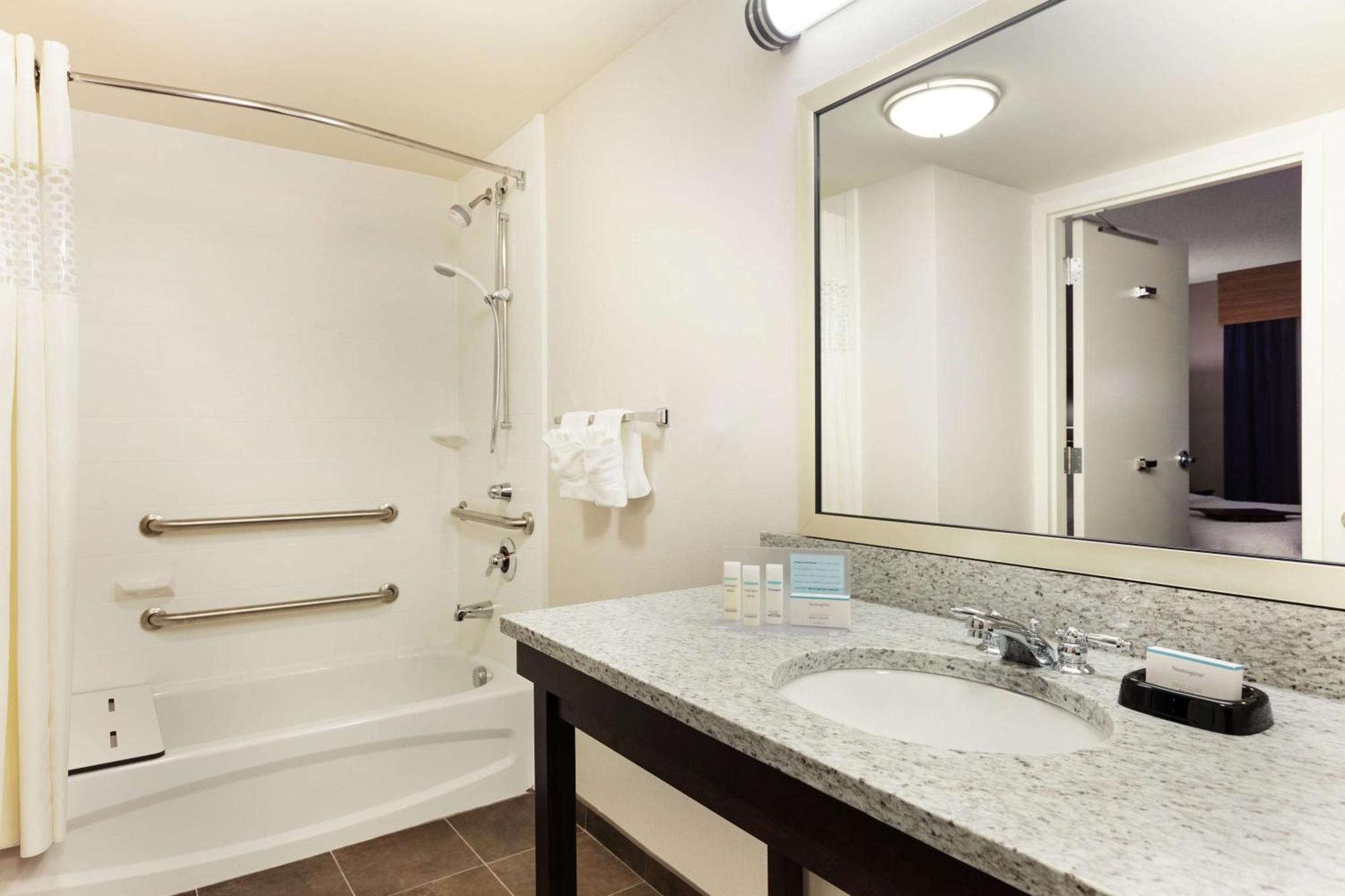 Hampton Inn And Suites Кэмп Спрингс Экстерьер фото
