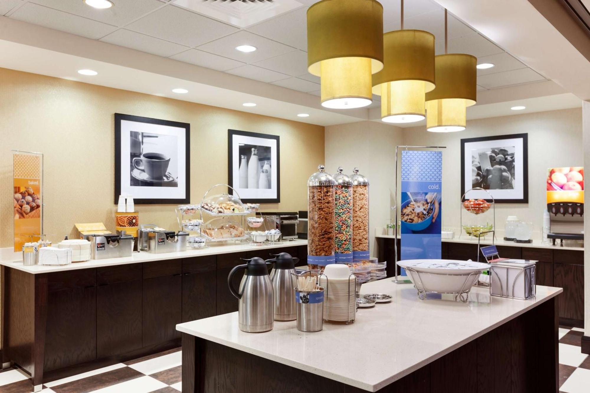 Hampton Inn And Suites Кэмп Спрингс Экстерьер фото